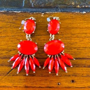 Coral and gold tone wore dangle earrings.